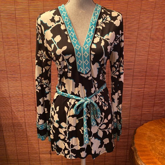 BCBGMaxAzria Tunic Top Size Small EUC - Picture 1 of 4